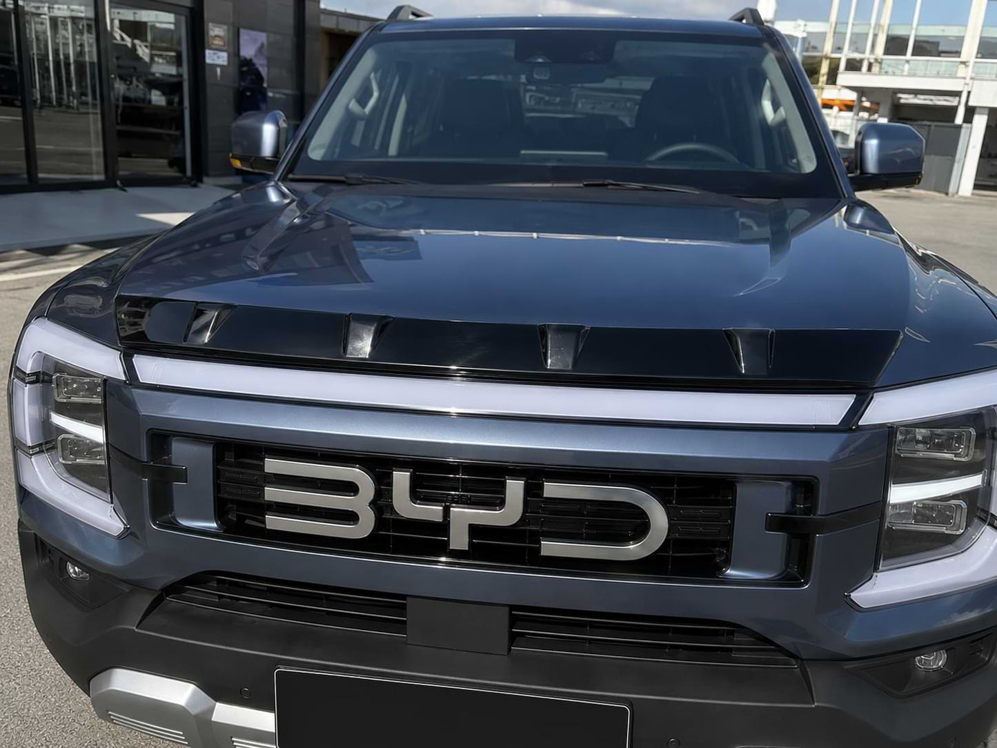 byd-shark-6-gloss-black-hood-shield-real-life